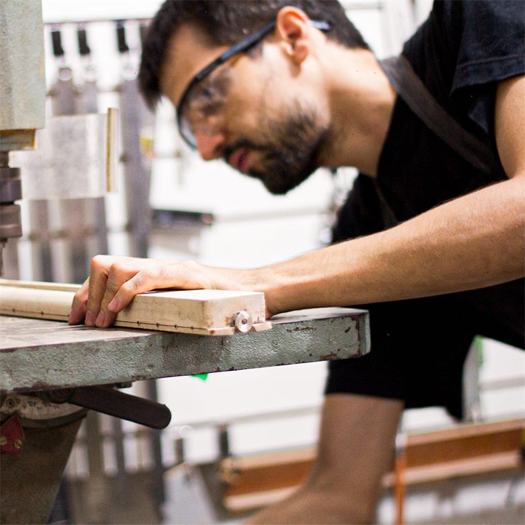 Henrique Utsch, luthier, trabalhando na bancada de sua oficina em Belo Horizonte